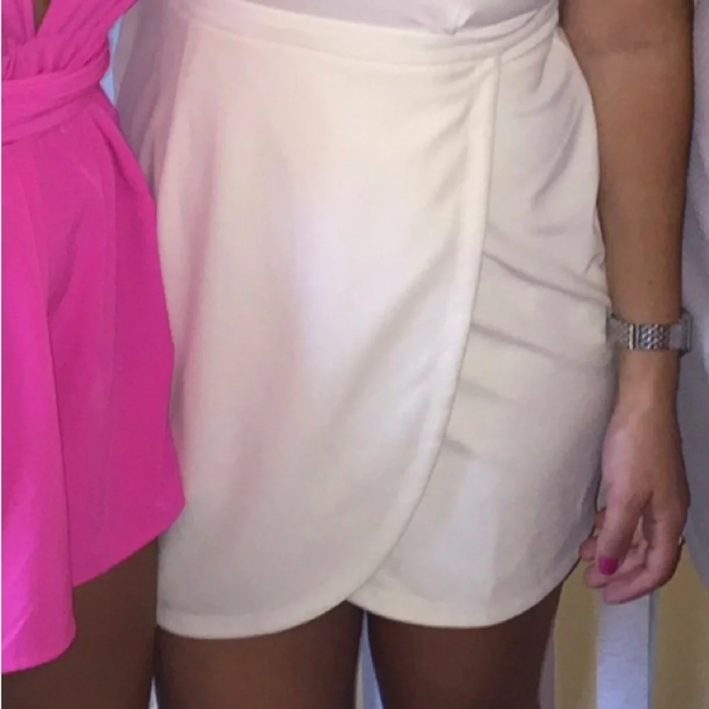 Tobi tulip hem dress in ivory white. Like new condition. Worn twice. Size L - Picture 4 of 4
